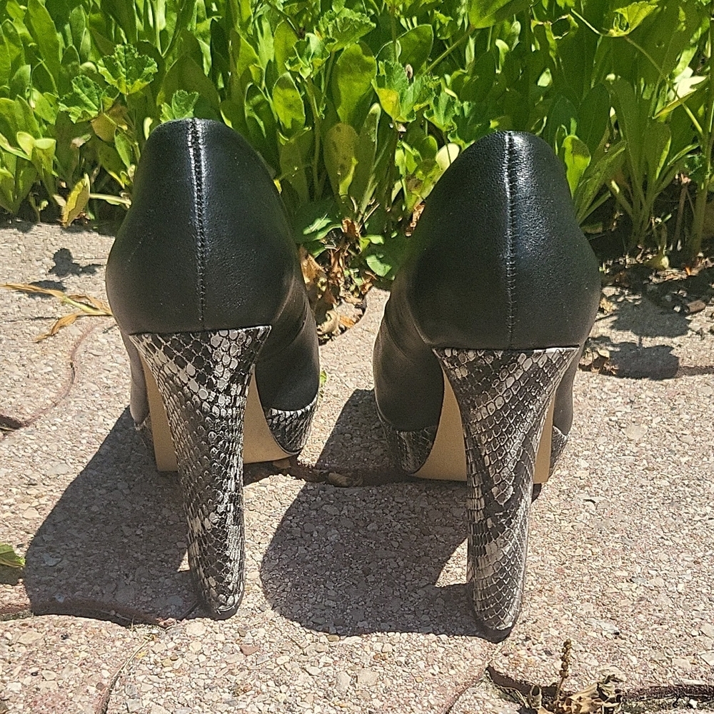 LIKE NEW Le Chateau Black & Gray Leather & Mock-Snake Platform PeepToe Heels 7.5 - Picture 12 of 14